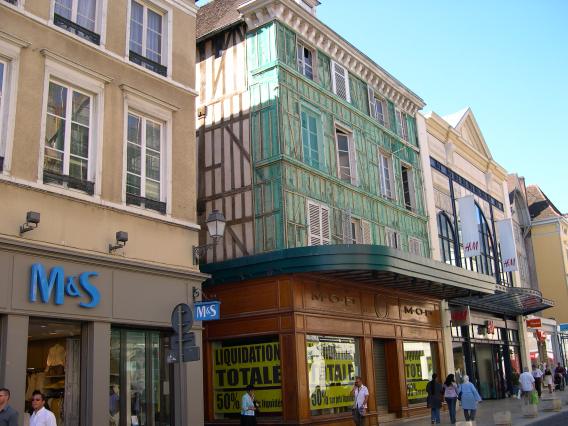 Boutiques de prêt à porter (rue Emile Zola)